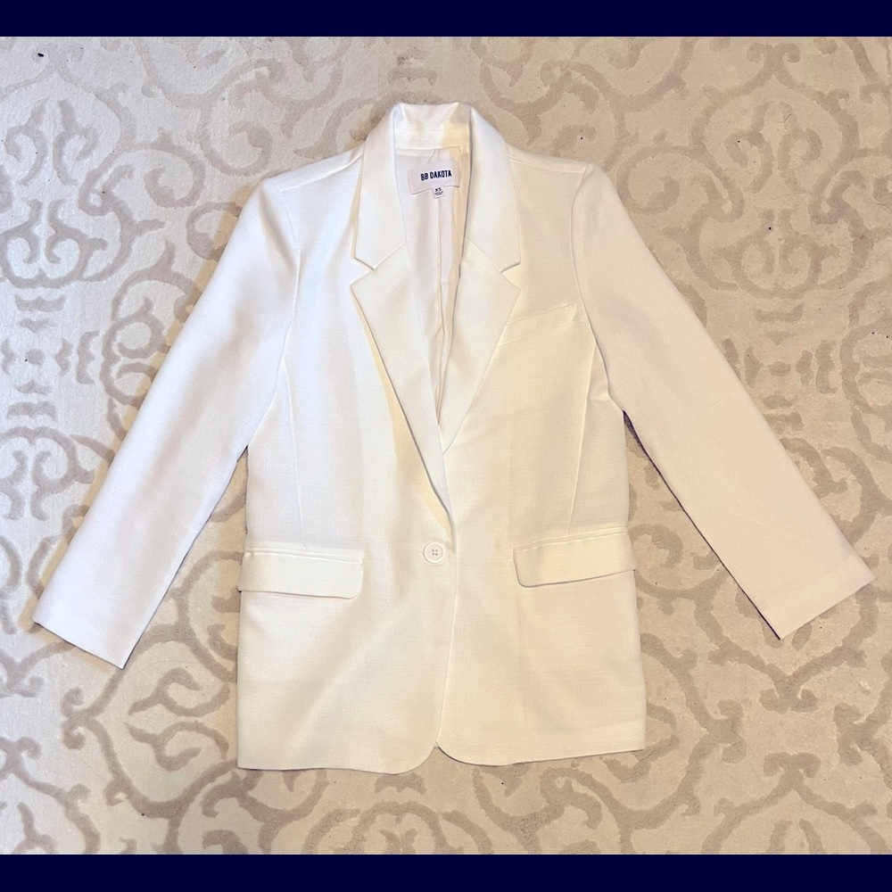 White fitted blazer